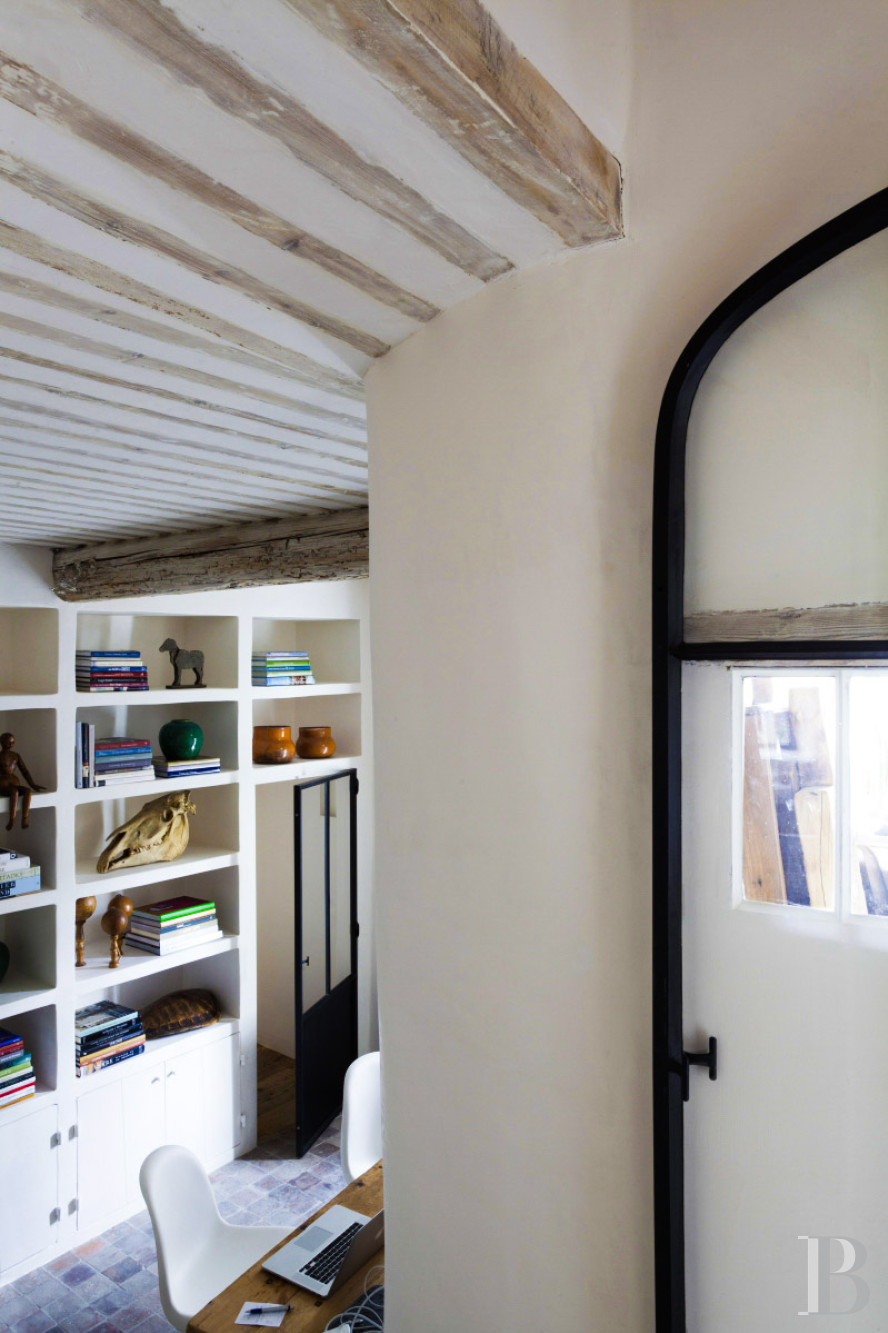 Dans les Bouches-du-Rhône, entre Avignon et Arles, une maison de village des 13e et 14e siècles - photo  n°12